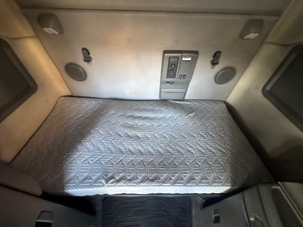 Sleeper Tractor-Heavy Duty Tractors-Volvo-2020-VNL64760-Sheboygan-WI-803,920\n\t\tmiles-$ 37,500 - Image 17