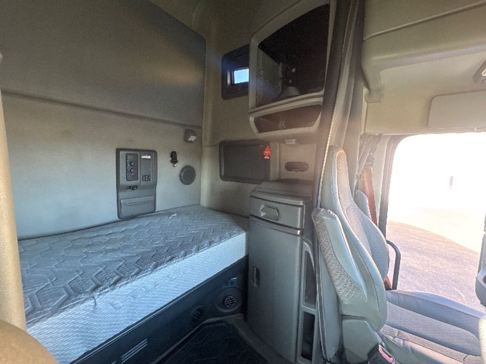 Sleeper Tractor-Heavy Duty Tractors-Volvo-2020-VNL64760-Sheboygan-WI-803,920\n\t\tmiles-$ 37,500 - Image 18