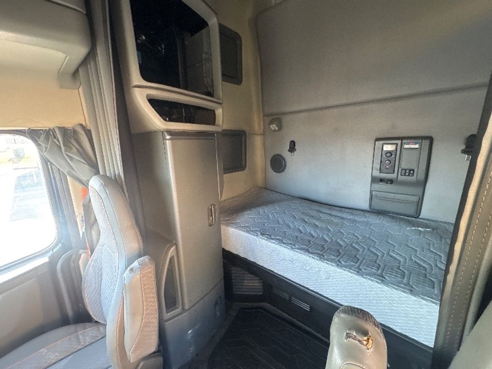 Sleeper Tractor-Heavy Duty Tractors-Volvo-2020-VNL64760-Sheboygan-WI-803,920\n\t\tmiles-$ 37,500 - Image 19