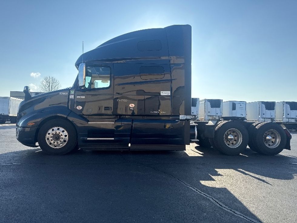 Sleeper Tractor-Heavy Duty Tractors-Volvo-2020-VNL64760-Sheboygan-WI-803,920\n\t\tmiles-$ 37,500 - Image 4