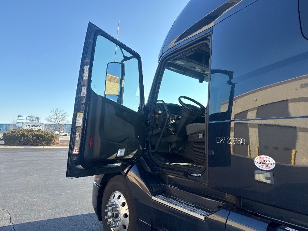 Sleeper Tractor-Heavy Duty Tractors-Volvo-2020-VNL64760-Sheboygan-WI-803,920\n\t\tmiles-$ 37,500 - Image 9