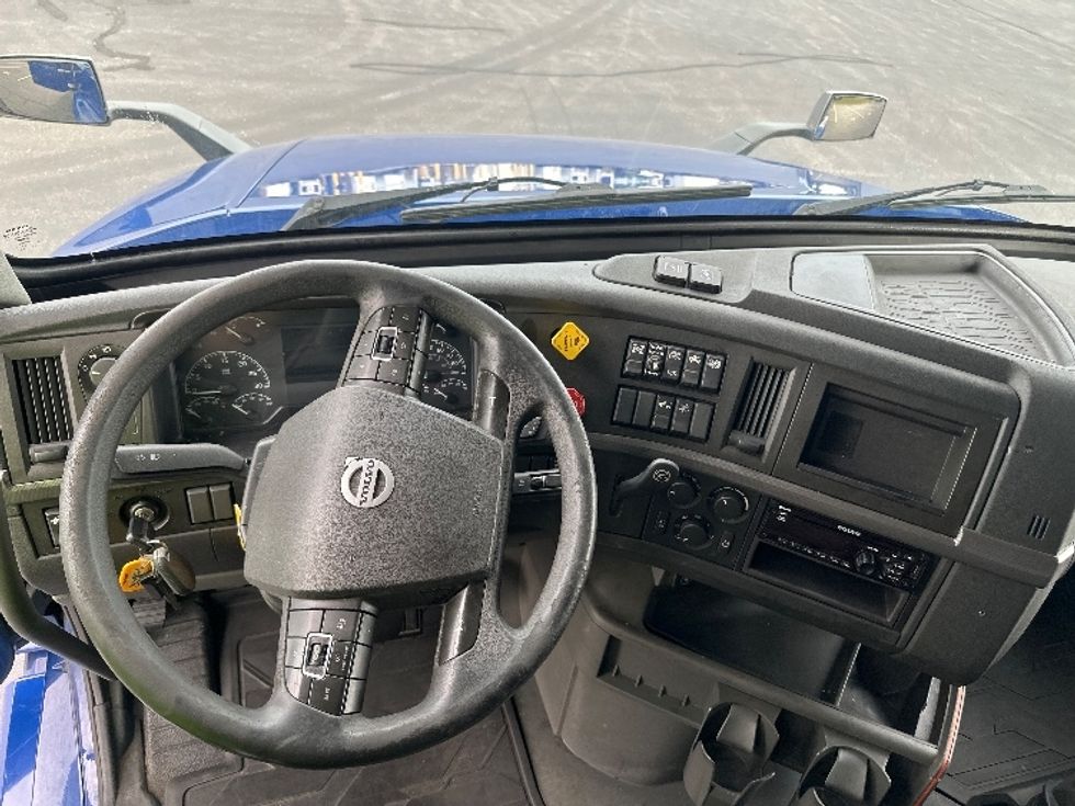 Sleeper Tractor-Heavy Duty Tractors-Volvo-2020-VNL64760-Sheboygan-WI-817,622\n\t\tmiles-$ 45,250 - Image 11