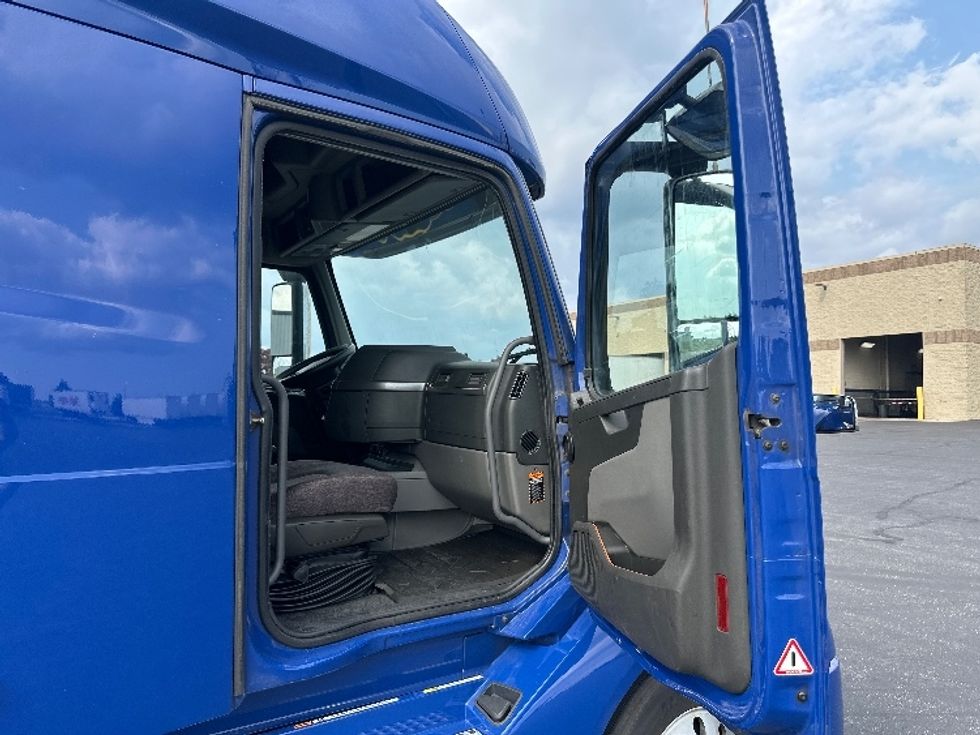 Sleeper Tractor-Heavy Duty Tractors-Volvo-2020-VNL64760-Sheboygan-WI-817,622\n\t\tmiles-$ 45,250 - Image 13