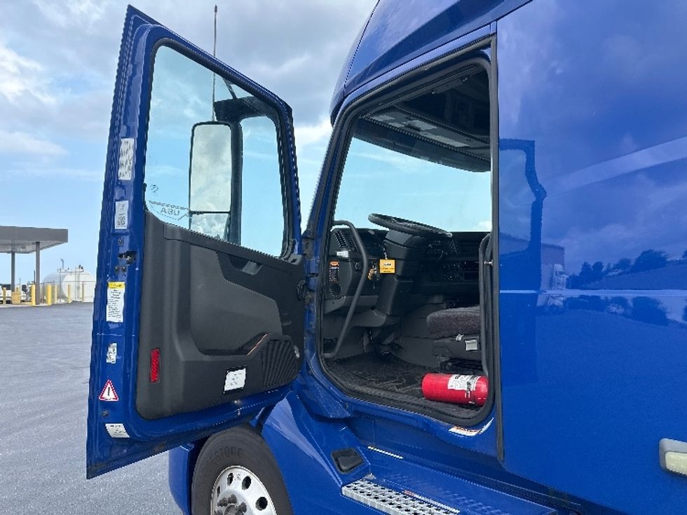Sleeper Tractor-Heavy Duty Tractors-Volvo-2020-VNL64760-Sheboygan-WI-817,622\n\t\tmiles-$ 45,250 - Image 9