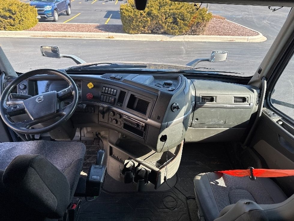 Sleeper Tractor-Heavy Duty Tractors-Volvo-2020-VNL64760-Sheboygan-WI-839,463\n\t\tmiles-$ 36,750 - Image 12