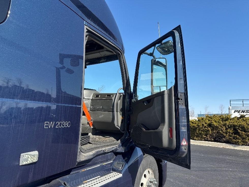 Sleeper Tractor-Heavy Duty Tractors-Volvo-2020-VNL64760-Sheboygan-WI-839,463\n\t\tmiles-$ 36,750 - Image 13