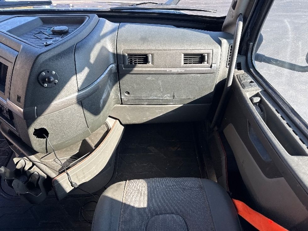 Sleeper Tractor-Heavy Duty Tractors-Volvo-2020-VNL64760-Sheboygan-WI-839,463\n\t\tmiles-$ 36,750 - Image 14