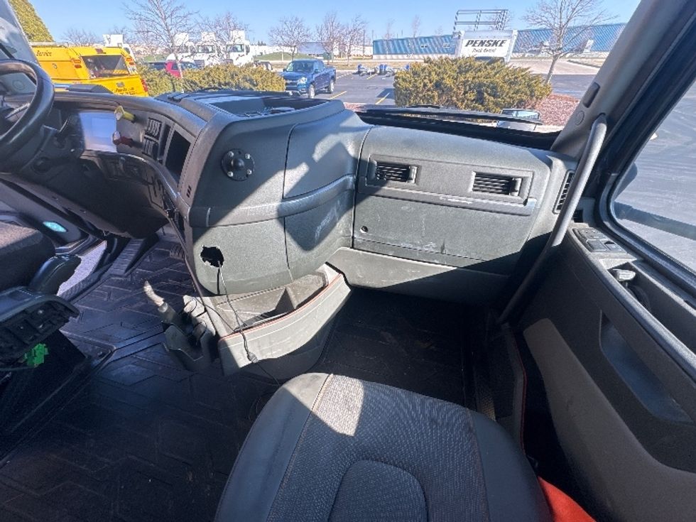 Sleeper Tractor-Heavy Duty Tractors-Volvo-2020-VNL64760-Sheboygan-WI-839,463\n\t\tmiles-$ 36,750 - Image 15