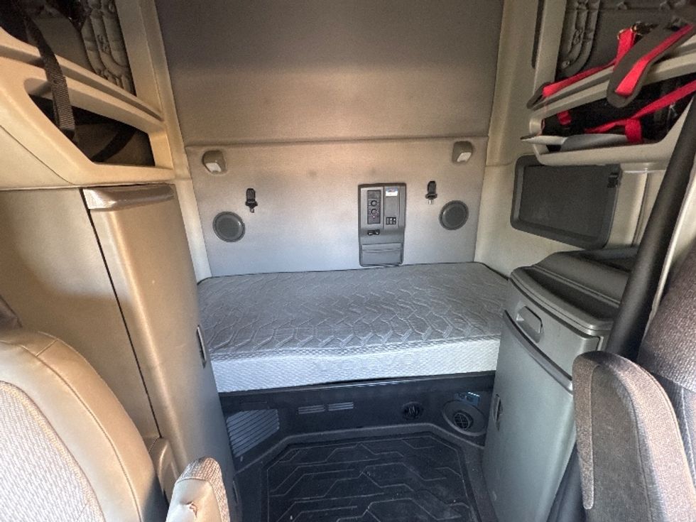 Sleeper Tractor-Heavy Duty Tractors-Volvo-2020-VNL64760-Sheboygan-WI-839,463\n\t\tmiles-$ 36,750 - Image 16