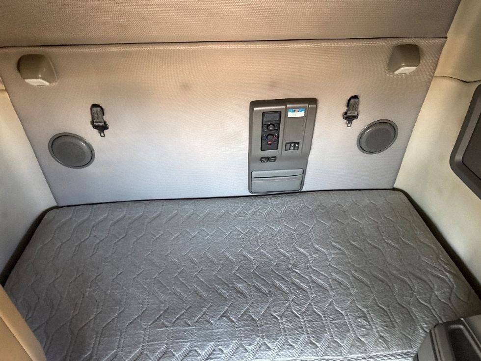 Sleeper Tractor-Heavy Duty Tractors-Volvo-2020-VNL64760-Sheboygan-WI-839,463\n\t\tmiles-$ 36,750 - Image 17