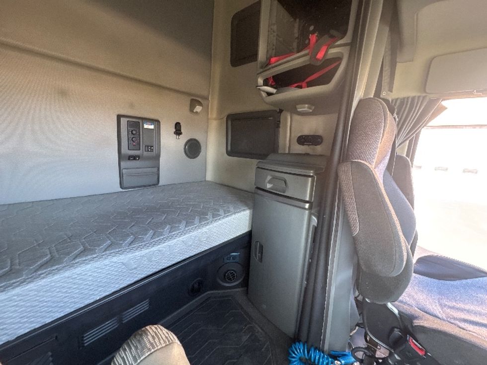 Sleeper Tractor-Heavy Duty Tractors-Volvo-2020-VNL64760-Sheboygan-WI-839,463\n\t\tmiles-$ 36,750 - Image 18