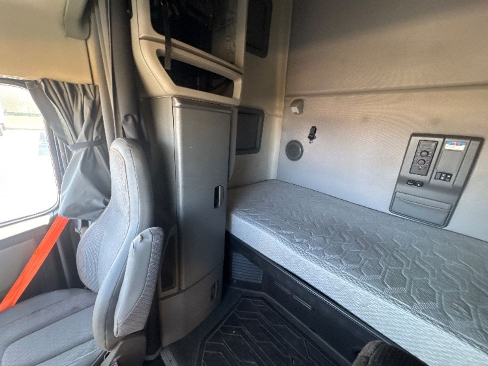 Sleeper Tractor-Heavy Duty Tractors-Volvo-2020-VNL64760-Sheboygan-WI-839,463\n\t\tmiles-$ 36,750 - Image 19