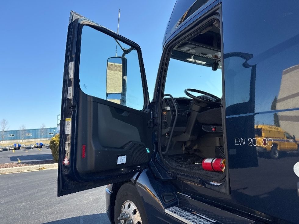 Sleeper Tractor-Heavy Duty Tractors-Volvo-2020-VNL64760-Sheboygan-WI-839,463\n\t\tmiles-$ 36,750 - Image 9