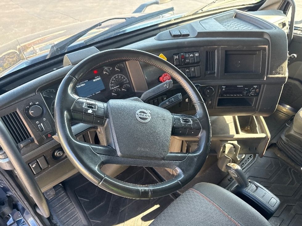 Sleeper Tractor-Heavy Duty Tractors-Volvo-2020-VNL64760-Sheboygan-WI-863,153\n\t\tmiles-$ 35,000 - Image 10