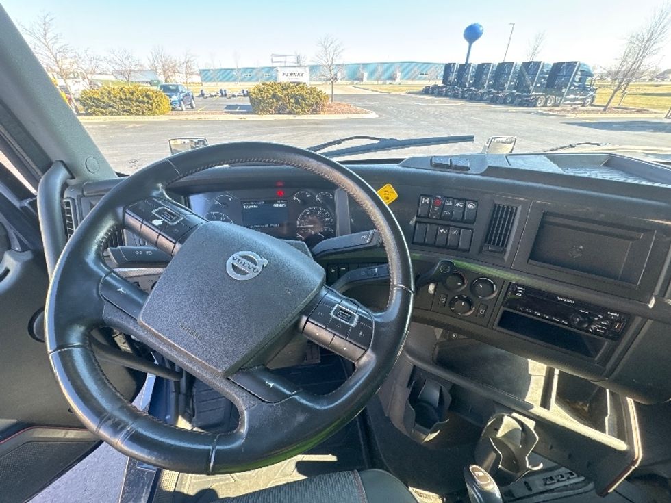 Sleeper Tractor-Heavy Duty Tractors-Volvo-2020-VNL64760-Sheboygan-WI-863,153\n\t\tmiles-$ 35,000 - Image 11