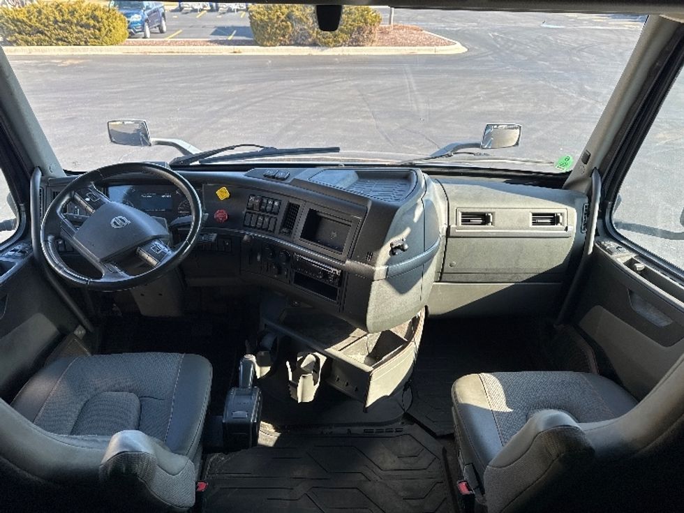 Sleeper Tractor-Heavy Duty Tractors-Volvo-2020-VNL64760-Sheboygan-WI-863,153\n\t\tmiles-$ 35,000 - Image 12