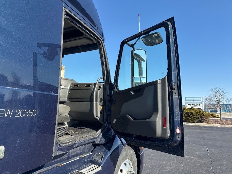 Sleeper Tractor-Heavy Duty Tractors-Volvo-2020-VNL64760-Sheboygan-WI-863,153\n\t\tmiles-$ 35,000 - Image 13