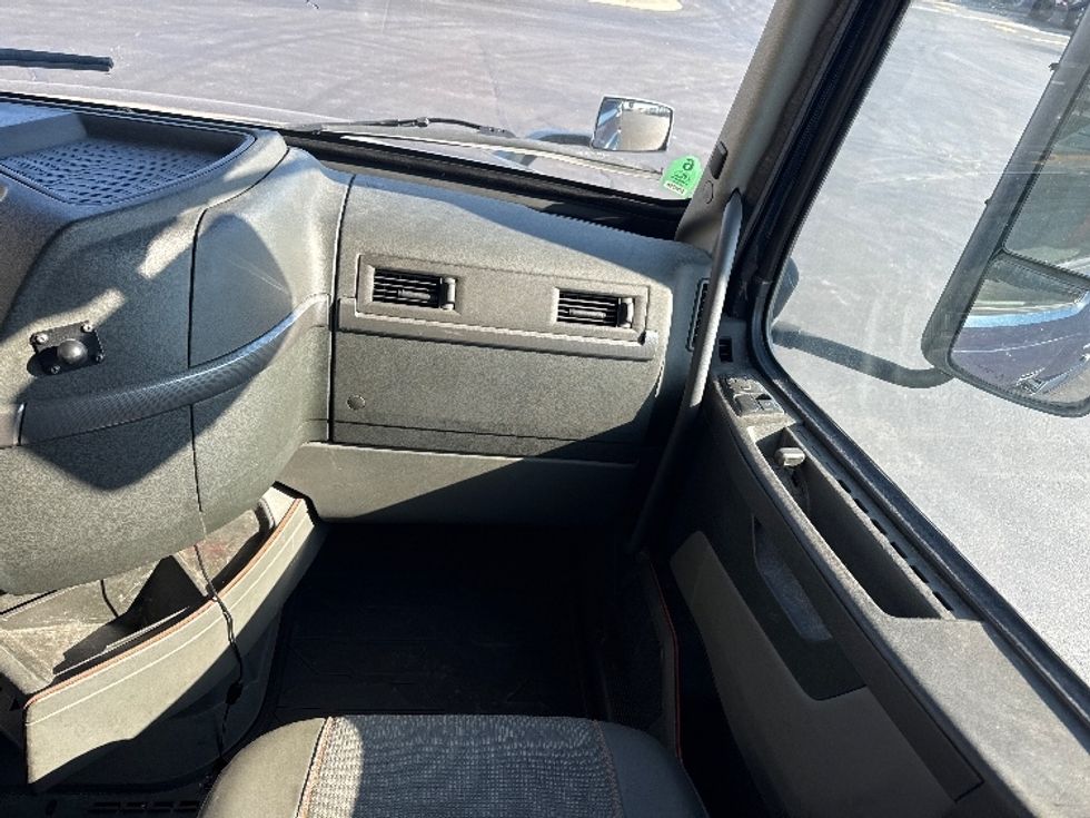 Sleeper Tractor-Heavy Duty Tractors-Volvo-2020-VNL64760-Sheboygan-WI-863,153\n\t\tmiles-$ 35,000 - Image 14