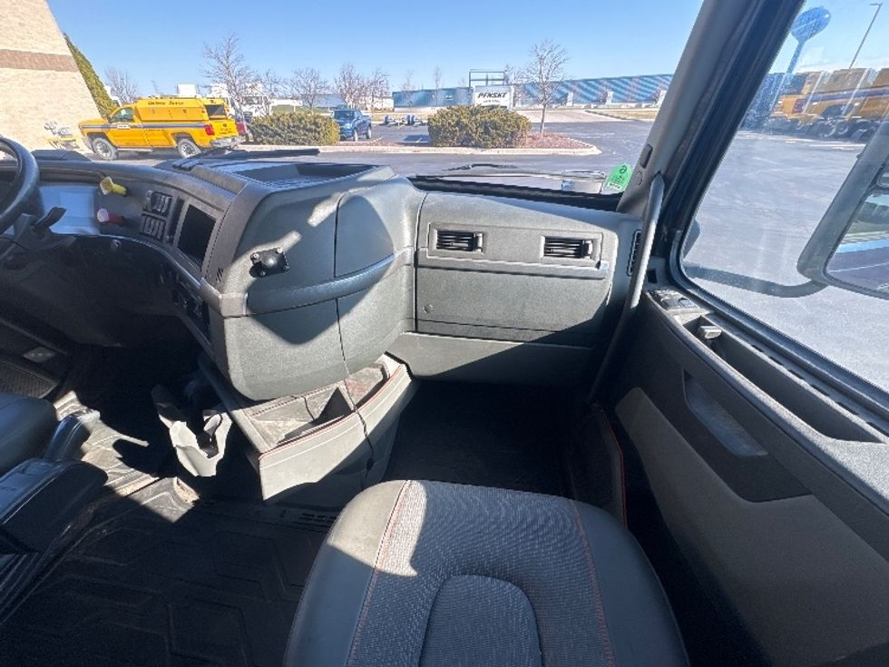 Sleeper Tractor-Heavy Duty Tractors-Volvo-2020-VNL64760-Sheboygan-WI-863,153\n\t\tmiles-$ 35,000 - Image 15