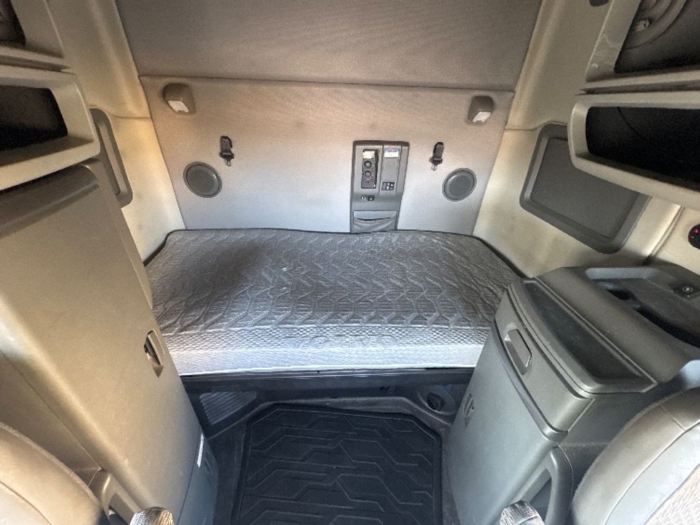 Sleeper Tractor-Heavy Duty Tractors-Volvo-2020-VNL64760-Sheboygan-WI-863,153\n\t\tmiles-$ 35,000 - Image 16