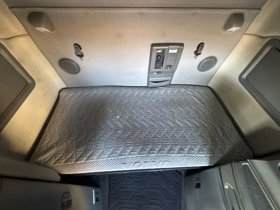 Sleeper Tractor-Heavy Duty Tractors-Volvo-2020-VNL64760-Sheboygan-WI-863,153\n\t\tmiles-$ 35,000 - Image 17