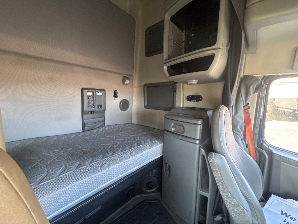 Sleeper Tractor-Heavy Duty Tractors-Volvo-2020-VNL64760-Sheboygan-WI-863,153\n\t\tmiles-$ 35,000 - Image 18