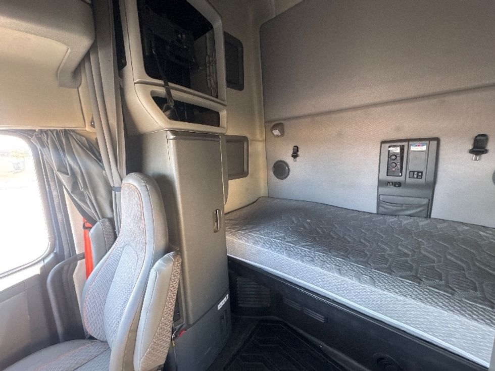 Sleeper Tractor-Heavy Duty Tractors-Volvo-2020-VNL64760-Sheboygan-WI-863,153\n\t\tmiles-$ 35,000 - Image 19