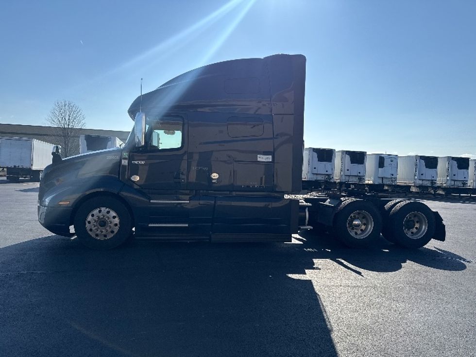 Sleeper Tractor-Heavy Duty Tractors-Volvo-2020-VNL64760-Sheboygan-WI-863,153\n\t\tmiles-$ 35,000 - Image 4
