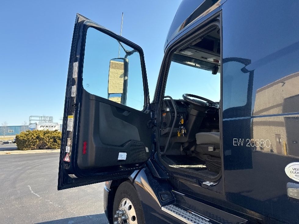 Sleeper Tractor-Heavy Duty Tractors-Volvo-2020-VNL64760-Sheboygan-WI-863,153\n\t\tmiles-$ 35,000 - Image 9