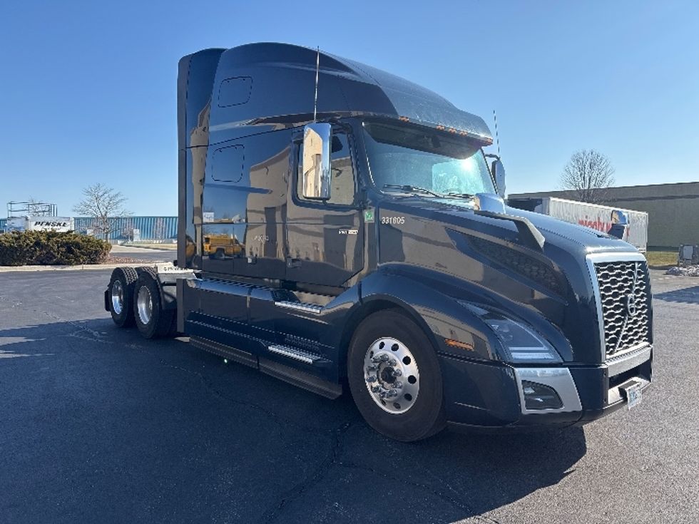 Sleeper Tractor-Heavy Duty Tractors-Volvo-2020-VNL64760-Sheboygan-WI-866,984\n\t\tmiles-$ 34,750 - Image 1