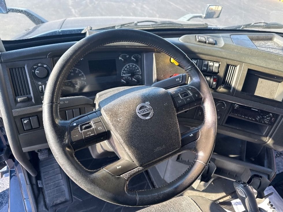 Sleeper Tractor-Heavy Duty Tractors-Volvo-2020-VNL64760-Sheboygan-WI-866,984\n\t\tmiles-$ 34,750 - Image 10