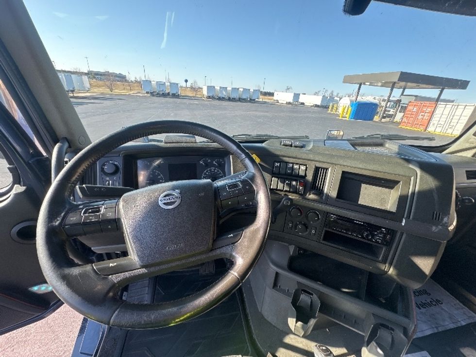 Sleeper Tractor-Heavy Duty Tractors-Volvo-2020-VNL64760-Sheboygan-WI-866,984\n\t\tmiles-$ 34,750 - Image 11