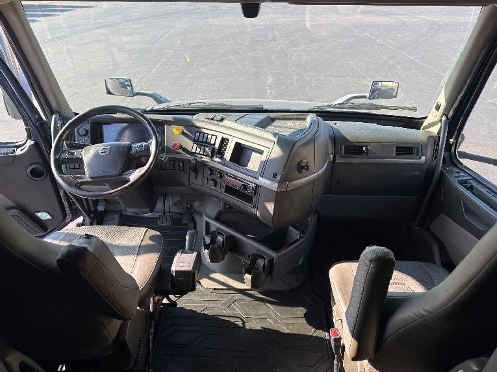 Sleeper Tractor-Heavy Duty Tractors-Volvo-2020-VNL64760-Sheboygan-WI-866,984\n\t\tmiles-$ 34,750 - Image 12