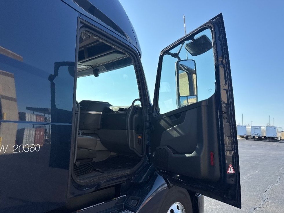 Sleeper Tractor-Heavy Duty Tractors-Volvo-2020-VNL64760-Sheboygan-WI-866,984\n\t\tmiles-$ 34,750 - Image 13