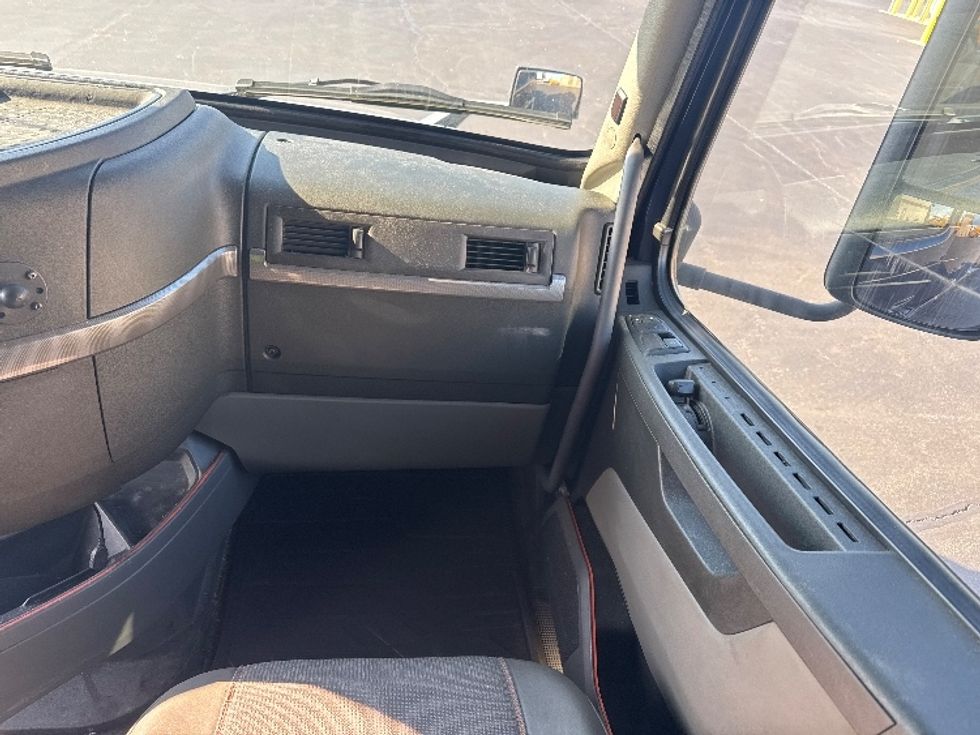 Sleeper Tractor-Heavy Duty Tractors-Volvo-2020-VNL64760-Sheboygan-WI-866,984\n\t\tmiles-$ 34,750 - Image 14