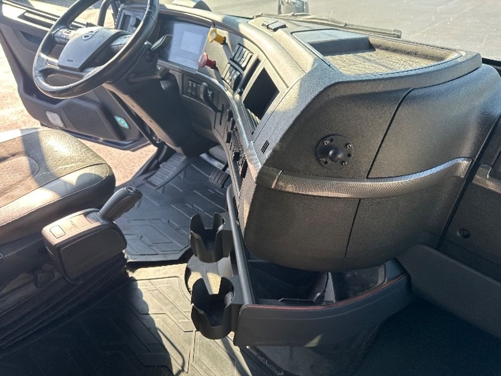 Sleeper Tractor-Heavy Duty Tractors-Volvo-2020-VNL64760-Sheboygan-WI-866,984\n\t\tmiles-$ 34,750 - Image 15