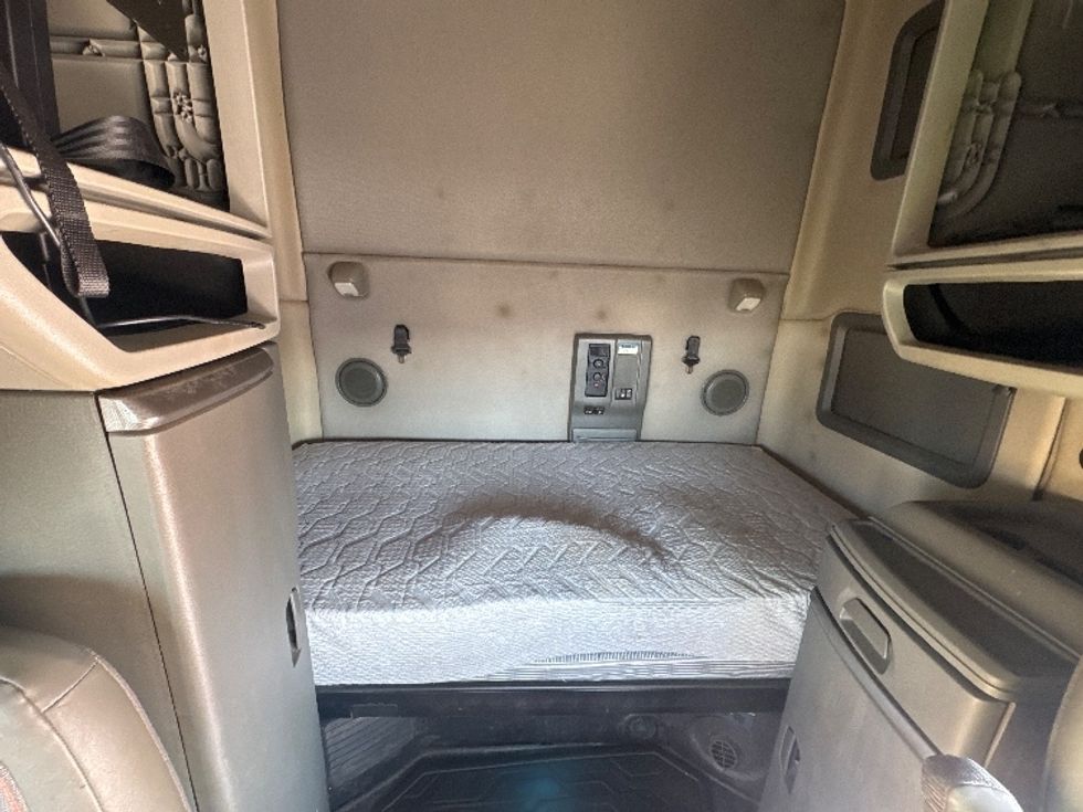 Sleeper Tractor-Heavy Duty Tractors-Volvo-2020-VNL64760-Sheboygan-WI-866,984\n\t\tmiles-$ 34,750 - Image 16