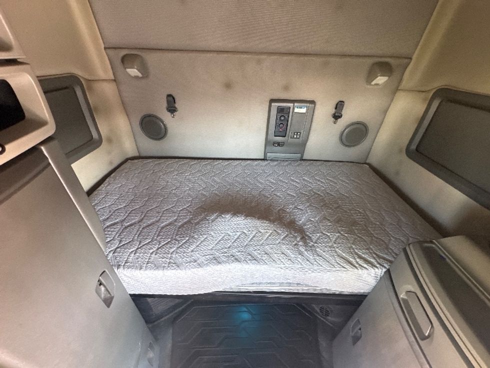 Sleeper Tractor-Heavy Duty Tractors-Volvo-2020-VNL64760-Sheboygan-WI-866,984\n\t\tmiles-$ 34,750 - Image 17