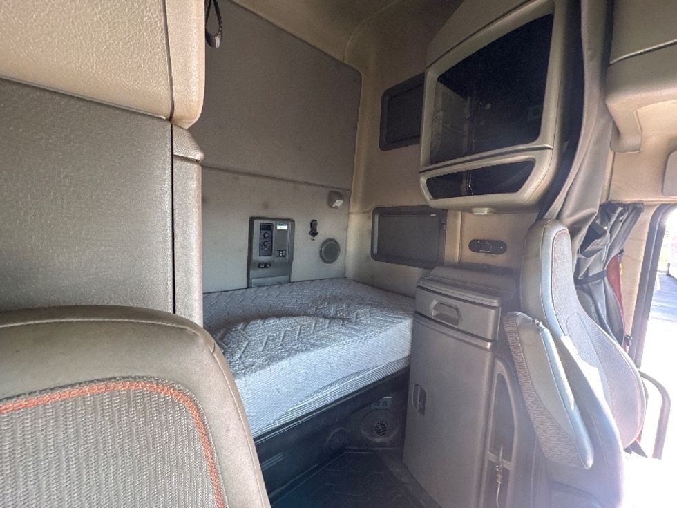 Sleeper Tractor-Heavy Duty Tractors-Volvo-2020-VNL64760-Sheboygan-WI-866,984\n\t\tmiles-$ 34,750 - Image 18