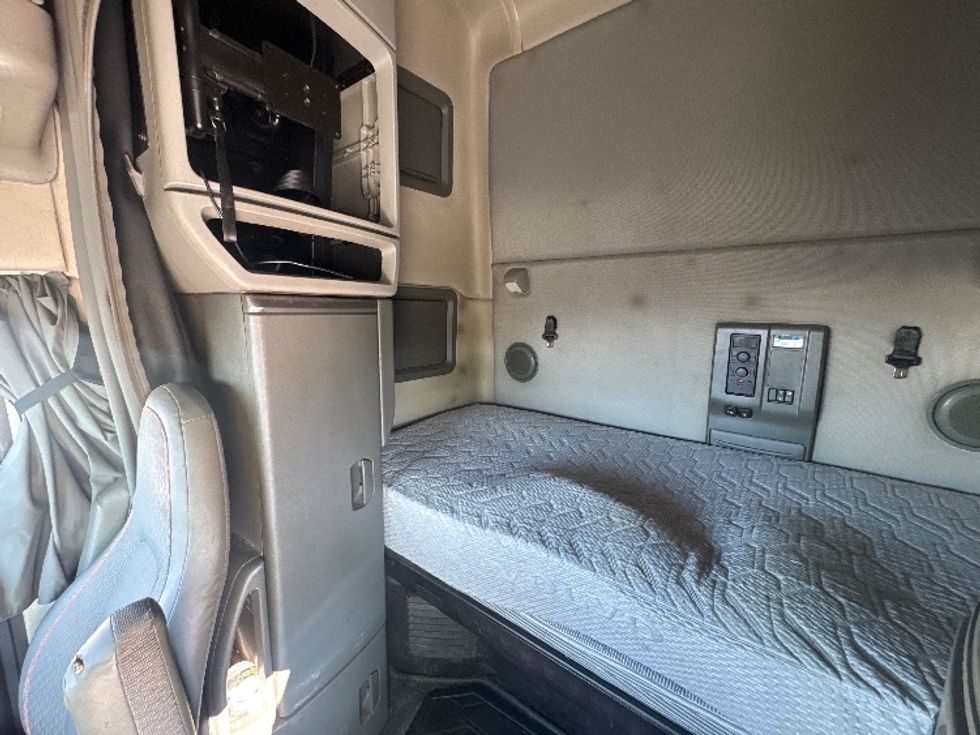 Sleeper Tractor-Heavy Duty Tractors-Volvo-2020-VNL64760-Sheboygan-WI-866,984\n\t\tmiles-$ 34,750 - Image 19