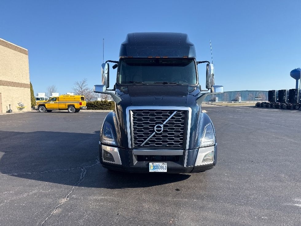 Sleeper Tractor-Heavy Duty Tractors-Volvo-2020-VNL64760-Sheboygan-WI-866,984\n\t\tmiles-$ 34,750 - Image 2