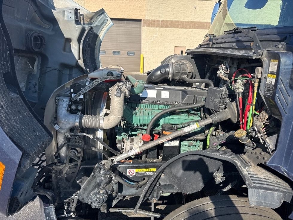 Sleeper Tractor-Heavy Duty Tractors-Volvo-2020-VNL64760-Sheboygan-WI-866,984\n\t\tmiles-$ 34,750 - Image 21