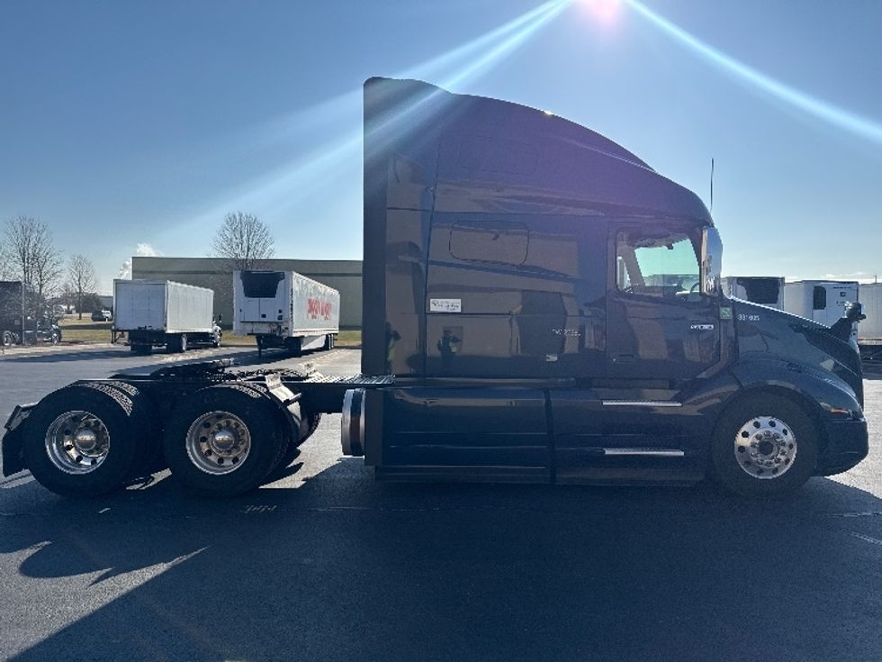 Sleeper Tractor-Heavy Duty Tractors-Volvo-2020-VNL64760-Sheboygan-WI-866,984\n\t\tmiles-$ 34,750 - Image 8