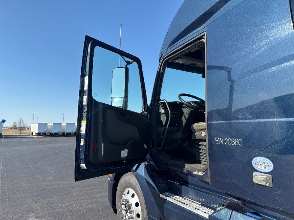 Sleeper Tractor-Heavy Duty Tractors-Volvo-2020-VNL64760-Sheboygan-WI-866,984\n\t\tmiles-$ 34,750 - Image 9