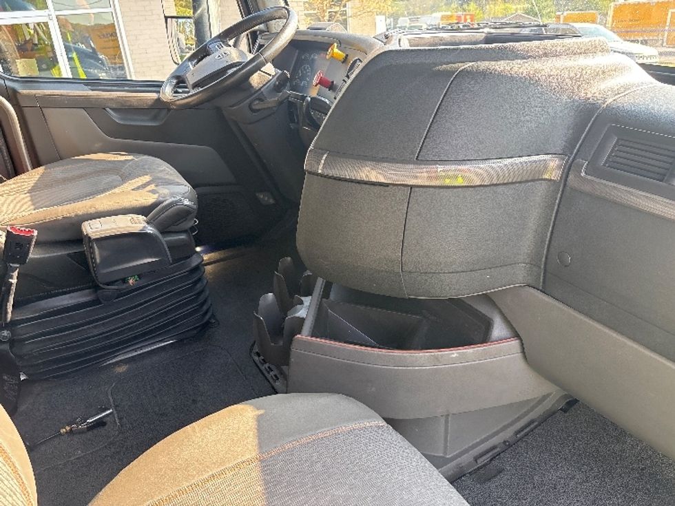 Sleeper Tractor-Heavy Duty Tractors-Volvo-2020-VNL64760-Spartanburg-SC-538,990\n\t\tmiles-$ 57,750 - Image 15