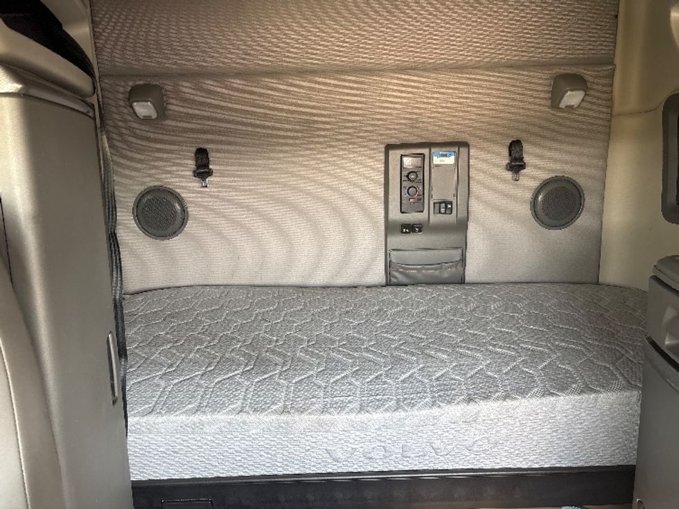 Sleeper Tractor-Heavy Duty Tractors-Volvo-2020-VNL64760-Spartanburg-SC-538,990\n\t\tmiles-$ 57,750 - Image 16