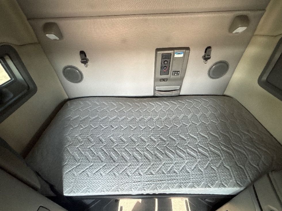 Sleeper Tractor-Heavy Duty Tractors-Volvo-2020-VNL64760-Spartanburg-SC-538,990\n\t\tmiles-$ 57,750 - Image 17