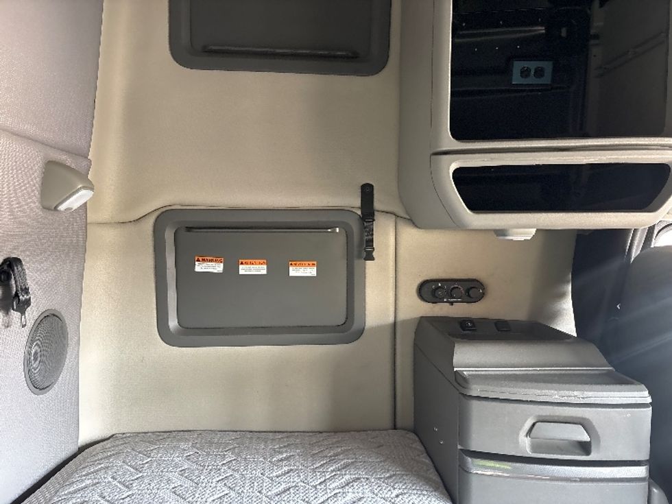 Sleeper Tractor-Heavy Duty Tractors-Volvo-2020-VNL64760-Spartanburg-SC-538,990\n\t\tmiles-$ 57,750 - Image 18