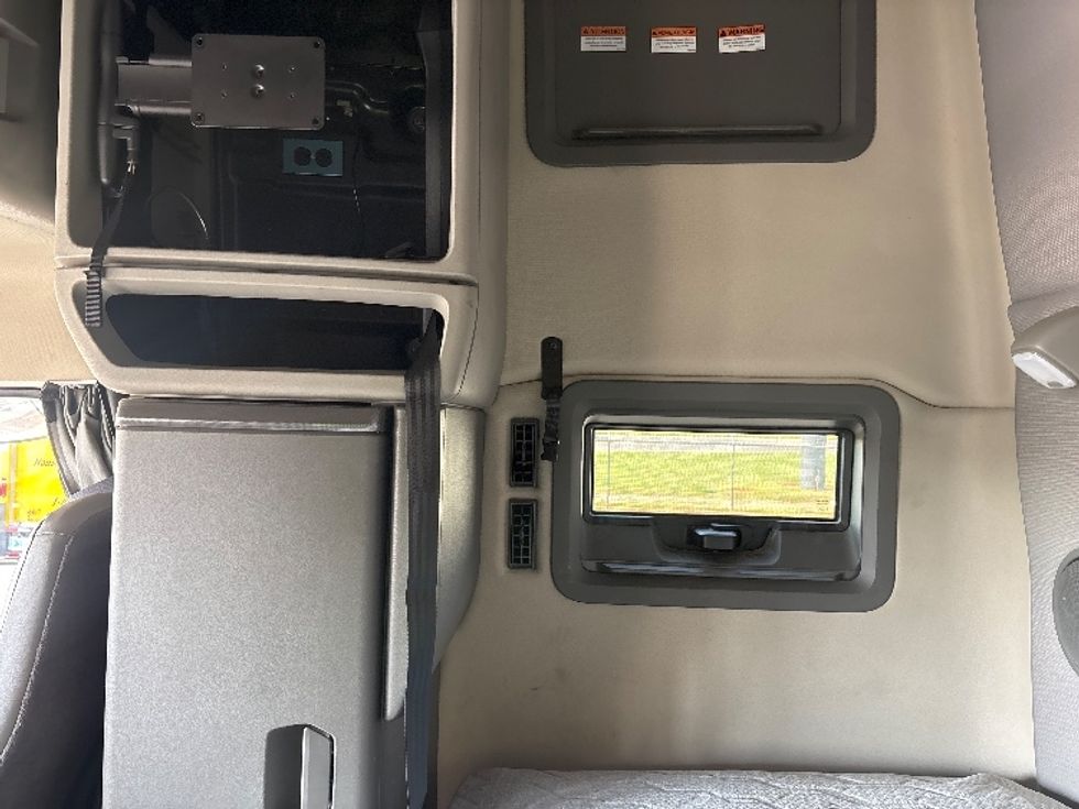 Sleeper Tractor-Heavy Duty Tractors-Volvo-2020-VNL64760-Spartanburg-SC-538,990\n\t\tmiles-$ 57,750 - Image 19