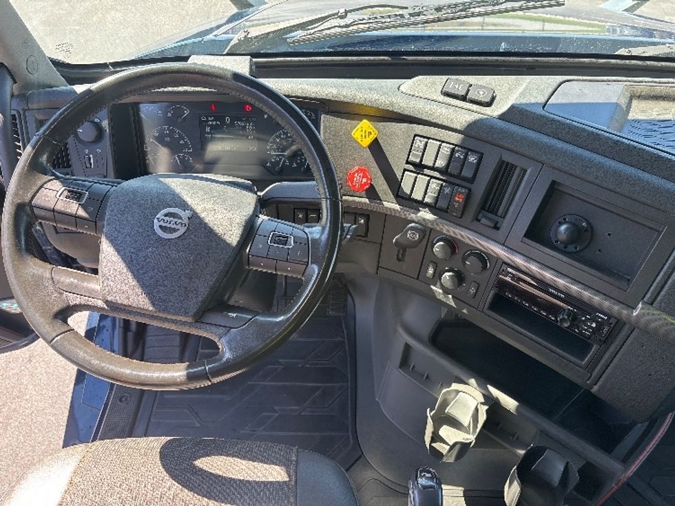 Sleeper Tractor-Heavy Duty Tractors-Volvo-2020-VNL64760-Spartanburg-SC-578,656\n\t\tmiles-$ 57,000 - Image 11